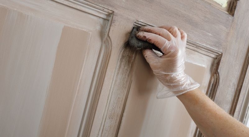 Astuces pour peindre une porte en bois sans laisser de traces