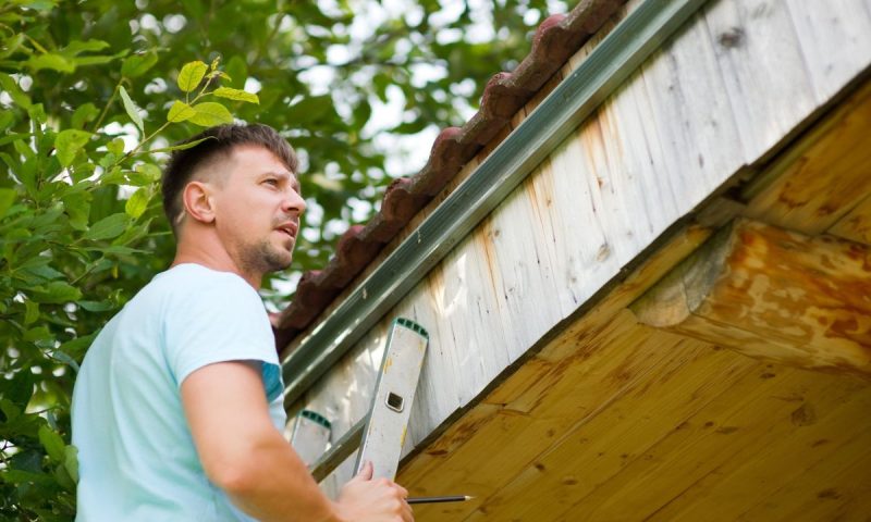 Pourquoi et comment nettoyer les gouttières pour protéger votre toiture ?