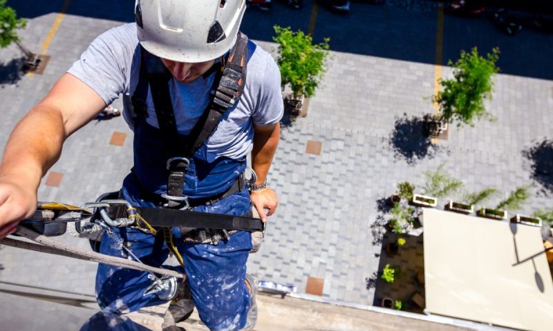 Les défis des travaux en hauteur : Ce que les couvreurs veulent voir évoluer