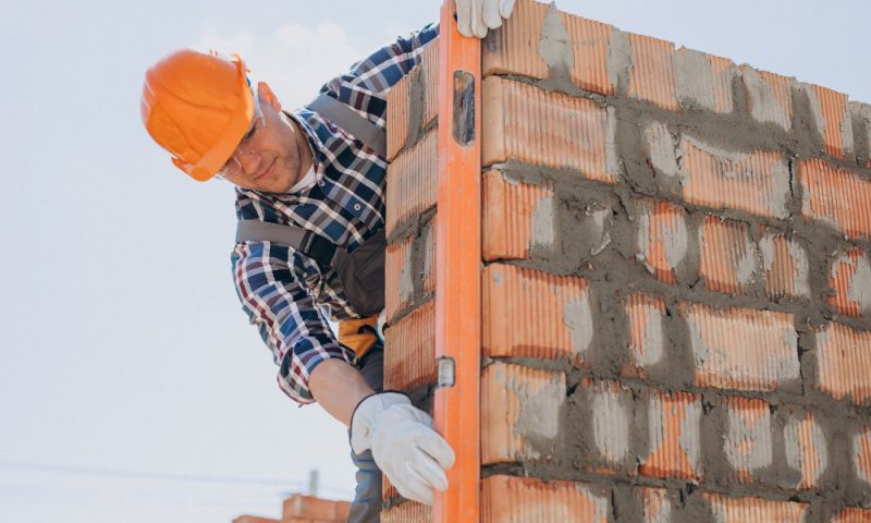 Pourquoi confier vos travaux à un maçon professionnel ?