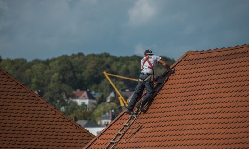 Réparer une Fuite de Toiture : Le Guide pour les Bricoleurs Débutants