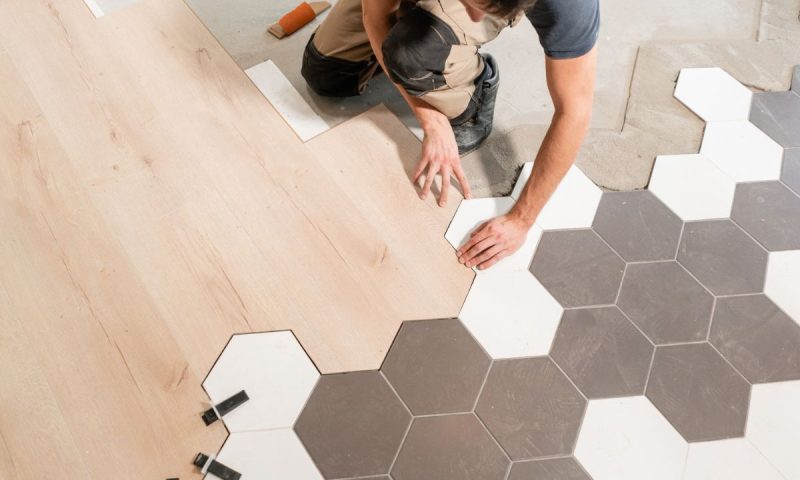 Les étapes pour poser du carrelage sur un plancher en bois : Préparation et fixation