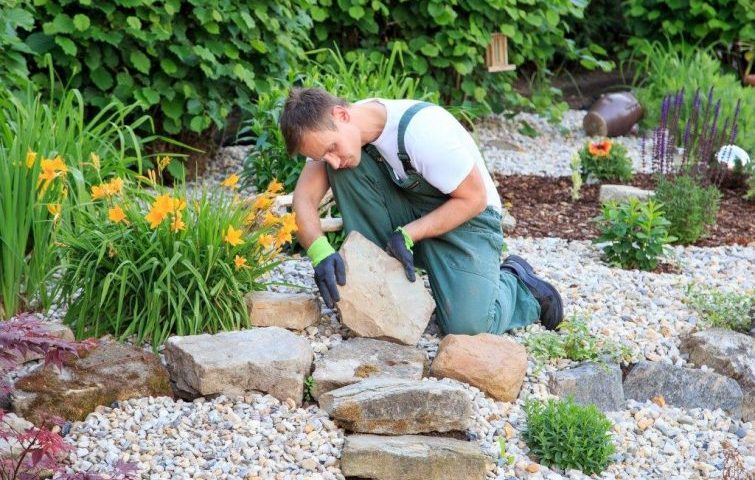 Comment bien collaborer avec un jardinier professionnel pour transformer votre extérieur ?