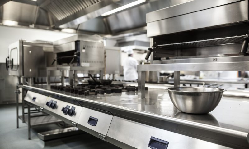 Les équipements indispensables pour une cuisine professionnelle : guide d’installation